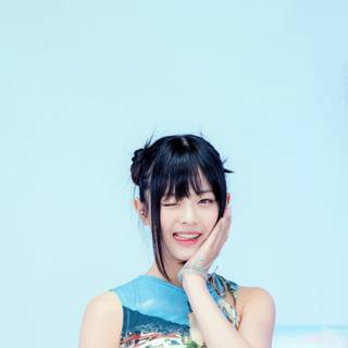 Hanni iPhone wallpaper