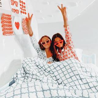 Preppy besties wallpaper