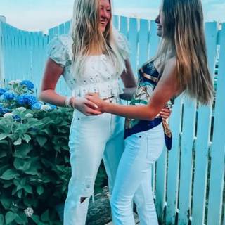 Preppy besties wallpaper