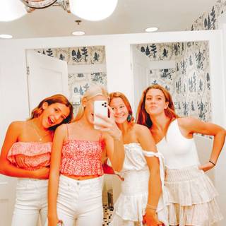 Preppy besties wallpaper