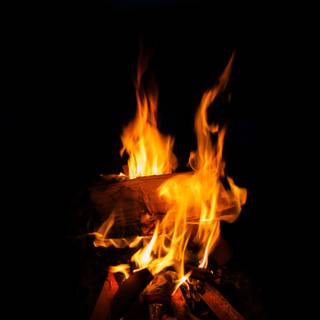 Campfire 4k wallpaper