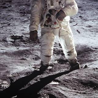 4k astronaut iPhone wallpaper