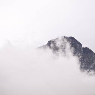 Minimal black and white mountains PC wallpaper