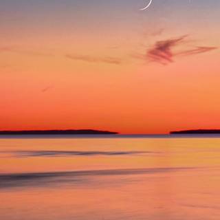 Beautiful calm crescent wallpaper