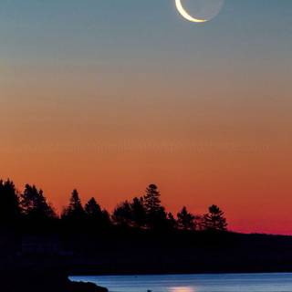 Beautiful calm crescent wallpaper