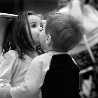 4k kissing wallpaper