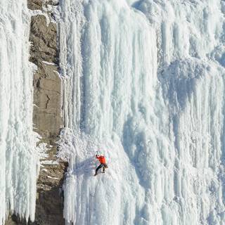 Winter climbing wallpaper