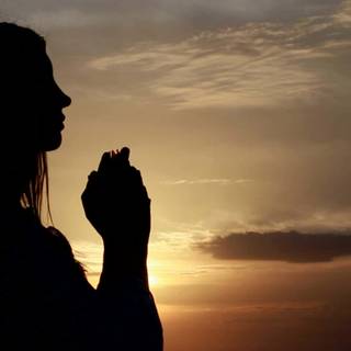 Girl praying wallpaper