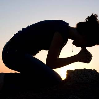 Girl praying wallpaper