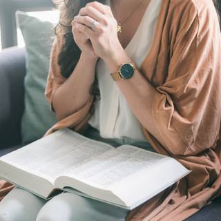 Girl praying wallpaper