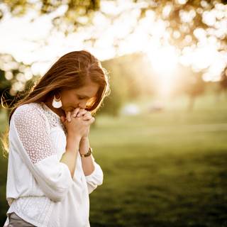 Girl praying wallpaper