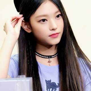 NewJeans Haerin wallpaper