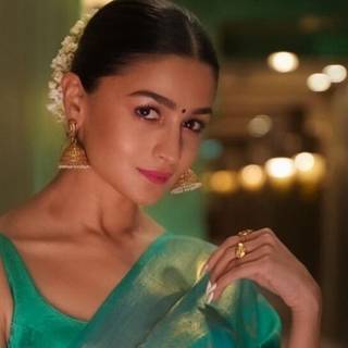 Alia Bhatt saree wallpaper