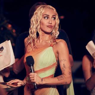 Miley Cyrus Flowers wallpaper