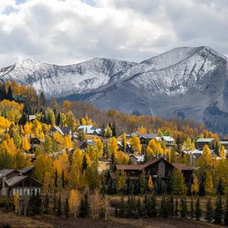 Late autumn mountains wallpaper