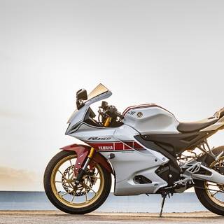 R15 V4 white wallpaper