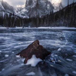 Snowy lake wallpaper