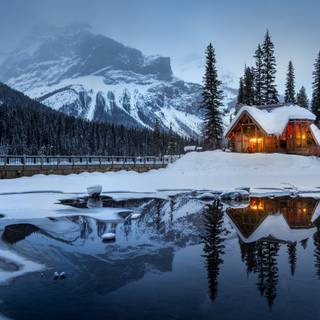 Snowy lake wallpaper