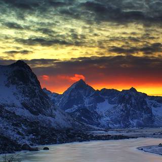 Snowy lake wallpaper