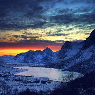 Snowy lake wallpaper