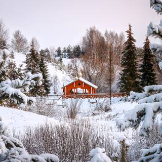 Winter cottage desktop wallpaper