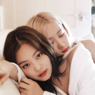 Jennie and Rose hug wallpaper