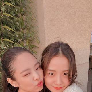 Jennie and Rose hug wallpaper