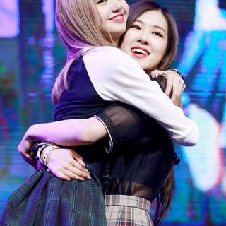 Jennie and Rose hug wallpaper