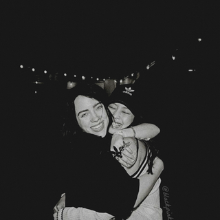 Jennie and Rose hug wallpaper