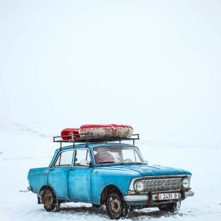 Vintage car winter wallpaper