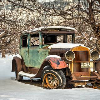 Vintage car winter wallpaper