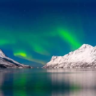 Winter night mountain lake wallpaper