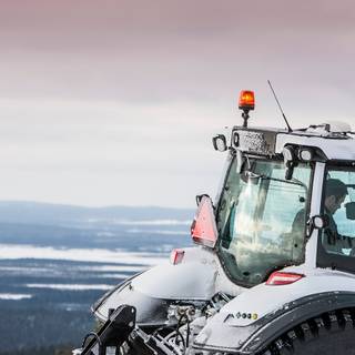 Winter tractors wallpaper