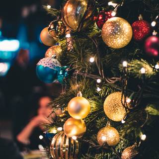 Green and gold Christmas wallpaper