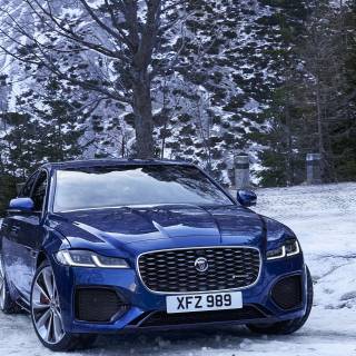 iPhone winter car wallpaper