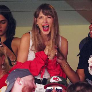 Taylor Swift Chiefs wallpaper