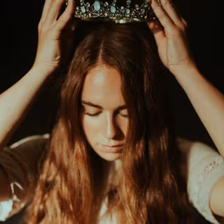 Queen girl wallpaper