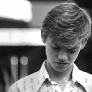 Thomas Brodie Sangster aesthetic laptop wallpaper