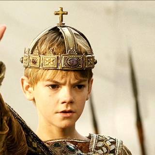 Thomas Brodie Sangster aesthetic laptop wallpaper