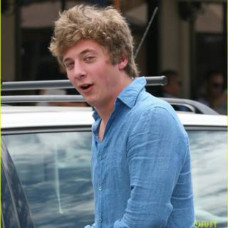 Jeremy Allen White wallpaper