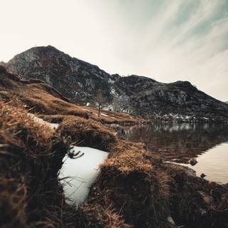 Mountain edge wallpaper