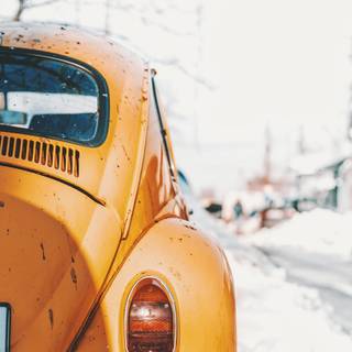 iPhone SE yellow wallpaper