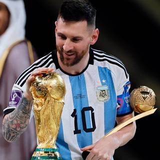 Messi kissing World Cup wallpaper