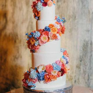 White cake wallpaper