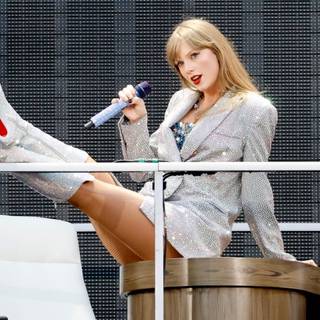 Cute Taylor Swift wallpaper