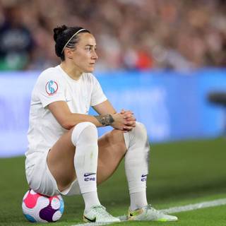 Lucy Bronze computer wallpaper