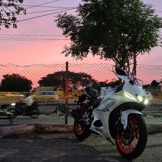 R15 V4 white wallpaper