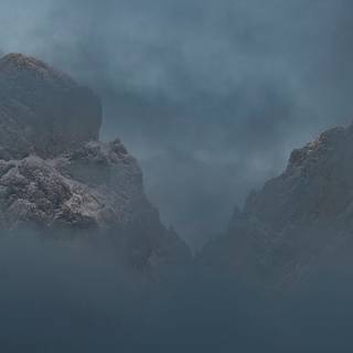 Misty winter day wallpaper