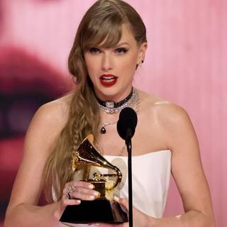 Taylor Swift Grammy 2024 wallpaper