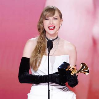 Taylor Swift Grammy 2024 wallpaper